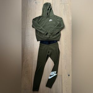 Nike sweatshirt with matching leggings.